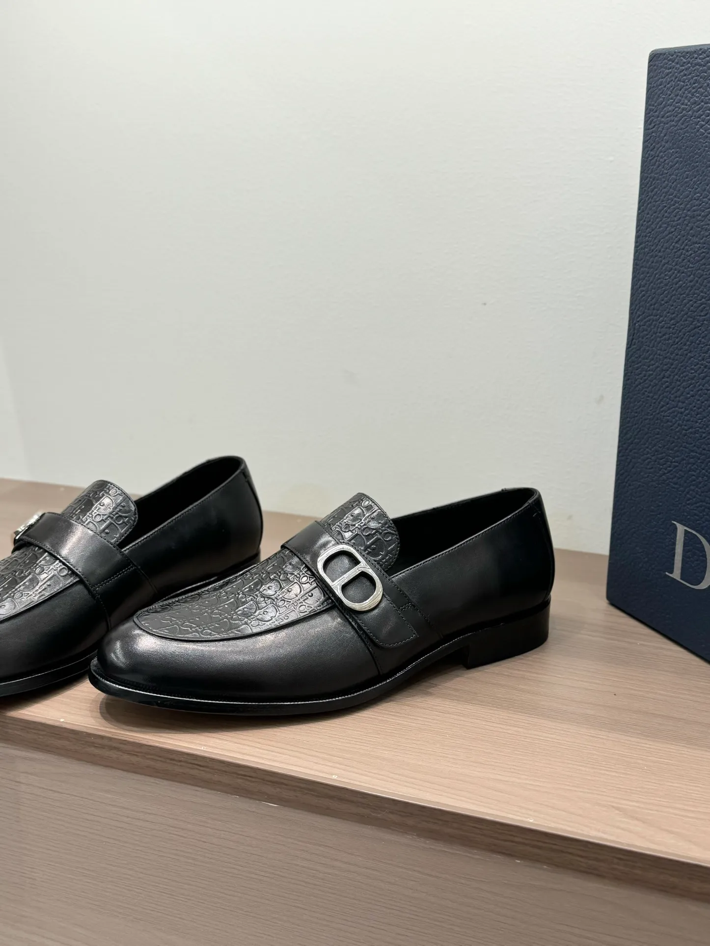 [Dior Dior] Top P: 960💰 Standard code 39-44 (38.45.46 custom-made, non-refundable and non-exchangeable) Dior Dior's latest high-end men's boutique casual leather shoes, the upper is carefully made of black cowhide/open-edge beaded leather/high-mercerized frosted cowhide, the classic silhouette shows elegance, and the upper strap is matched with a metal-coated CD Icon decorative buckle to enhance the style. Comfortable and lightweight, the Italian leather sole features anti-slip rubber inserts. The Blake structured leather sole with anti-slip details showcases Dio*'s exceptional craftsmanship. Elegant and refined, it can be matched with all kinds of suits.